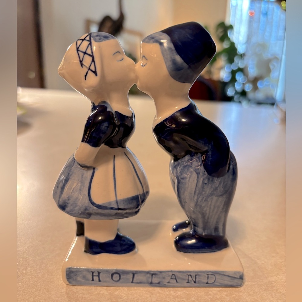 Kissing couple in brilliant blue from Holland - Picture 1 of 2